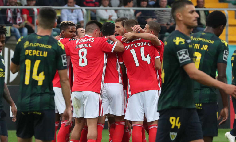 O SL Benfica, que ocupa o segundo lugar, recebe o 14º classificado, CD Tondela, em jogo a contar para a 25ª jornada da Primeira Liga.