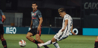 O SL Benfica entrou para este jogo a saber que uma derrota daria o campeonato ao FC Porto, que já tinha ganho ao CD Tondela durante a tarde.