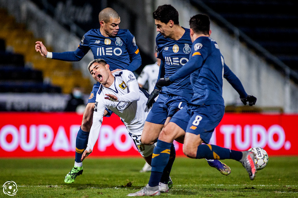 A segunda parte começa com um FC Porto por cima, com várias oportunidades de golo com Defendi a parar todas as bolas “com celo de golo”.