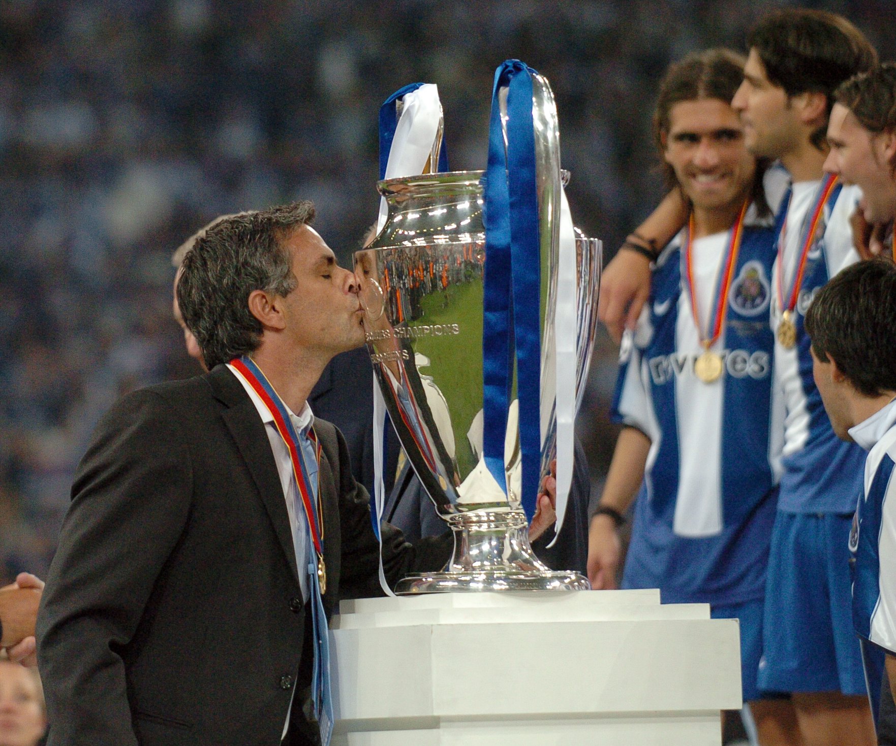 Уефа 2003. Моуриньо Жозе 2004 Porto. Моуриньо Жозе 2003 Кубок УЕФА. Жозе Моуриньо лига чемпионов. Жозе Моуриньо с Кубком.
