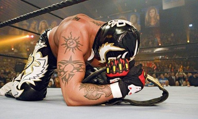 WWE 11 reinados, com o Rey Mysterio a celebrar no tapete
