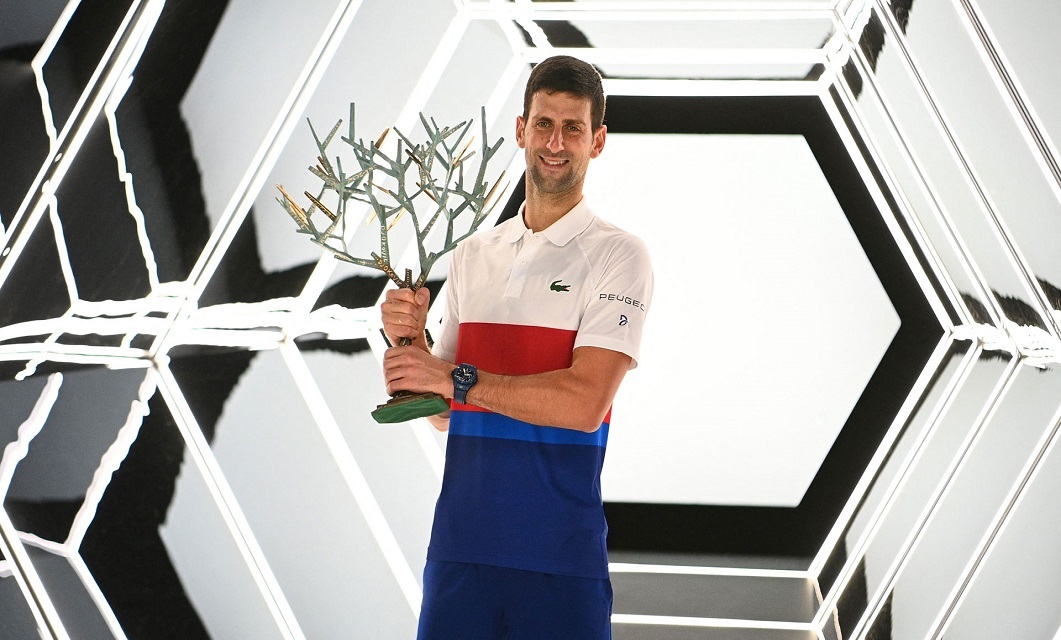 ATP Masters 1000 Paris com Djokovic a segurar o troféu