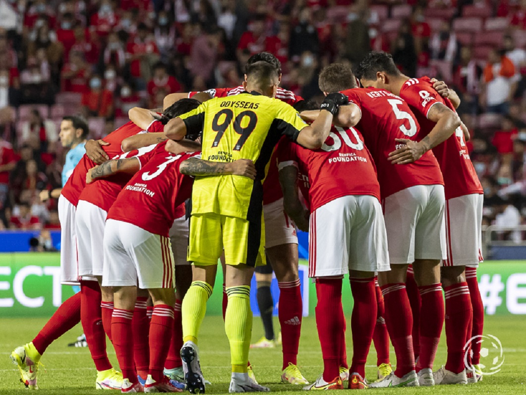 3 fragilidades SL Benfica abraçados no início do jogo contra o Famalicão