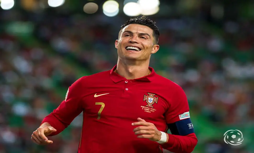 Cristiano Ronaldo curte Portugal com tênis raro de R$ 73 mil