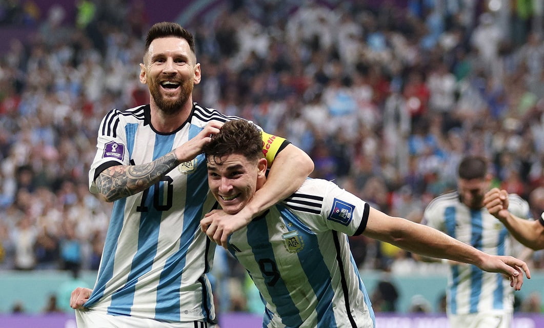 Messi e Alvarez festejam no segundo golo do Argentina x Croácia