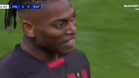 Rafael Leão parte bandeirola na Champions