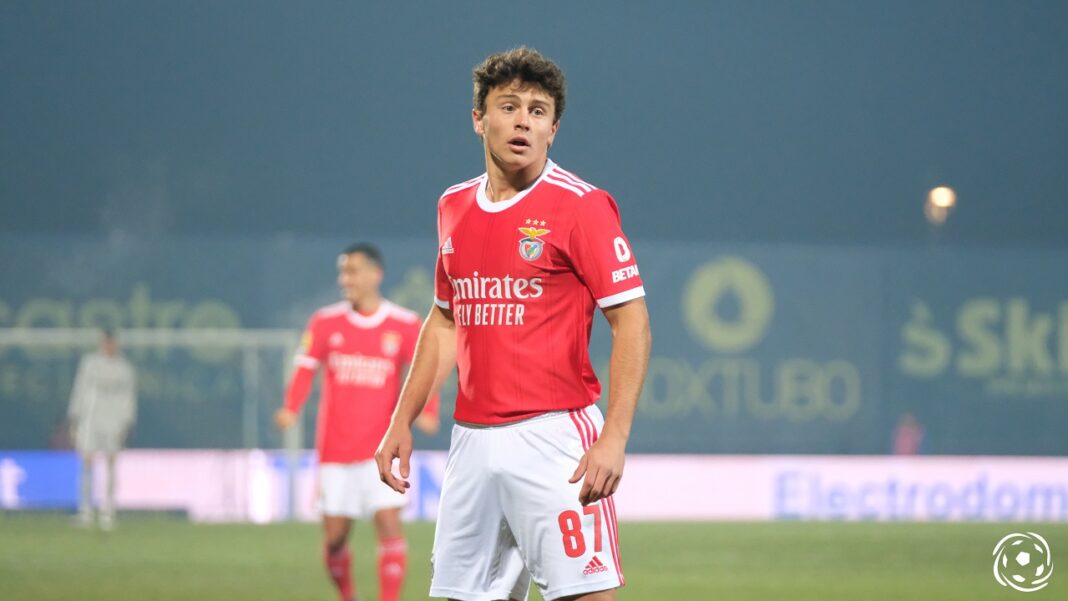 João Neves com a camisola do SL Benfica no jogo contra o FC Arouca.