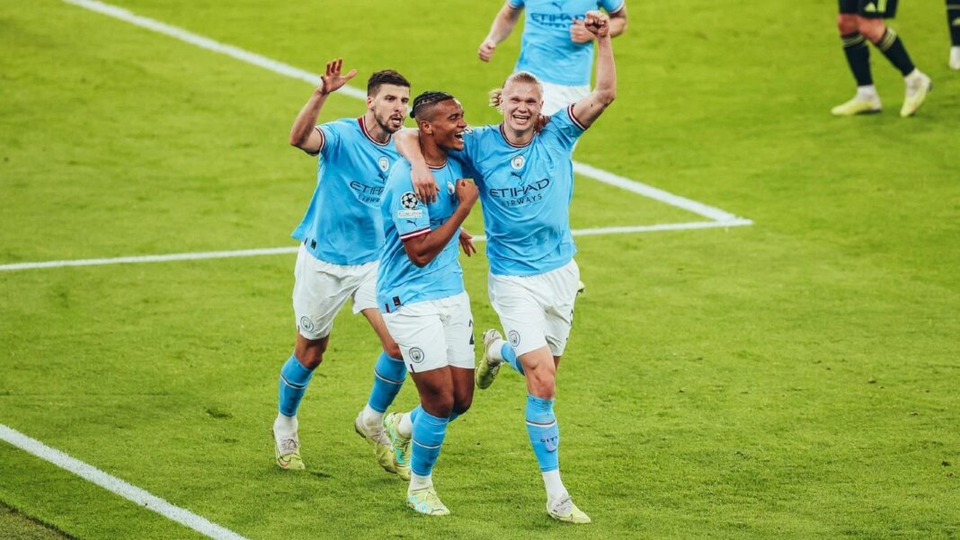 Manchester City FC Haaland Akanki e Ruben Dias festejam o golo