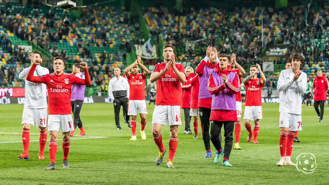 Jogadores do Benfica festejam vitória no dérbi eterno
