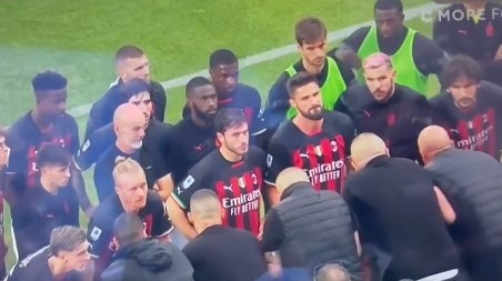 Adeptos do Milan falam com jogadores