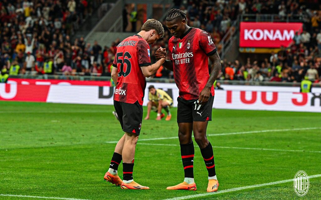 Rafael Leão com Saelemaekers Milan