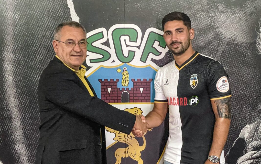 Rui Costa renova com o Farense