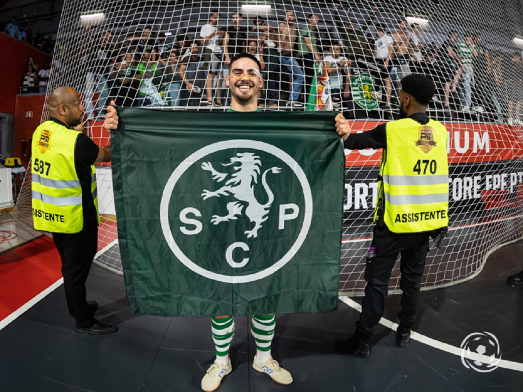 Erick Mendonça com uma bandeira do Sporting CP