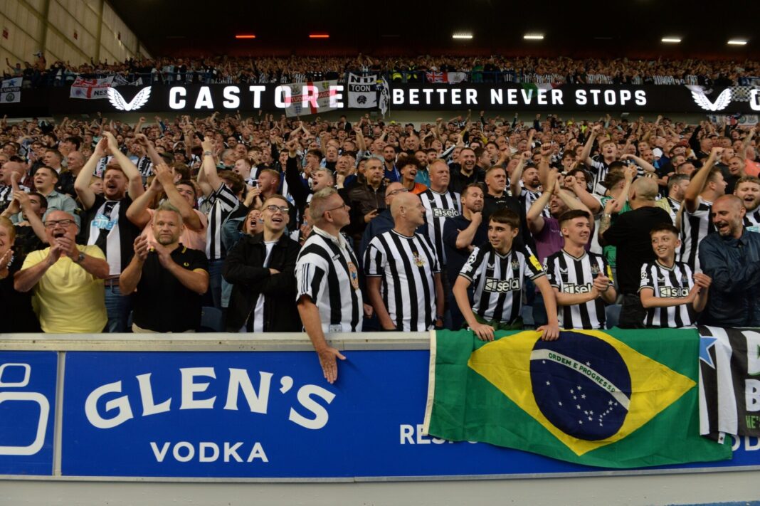 Adeptos do Newcastle a celebrar