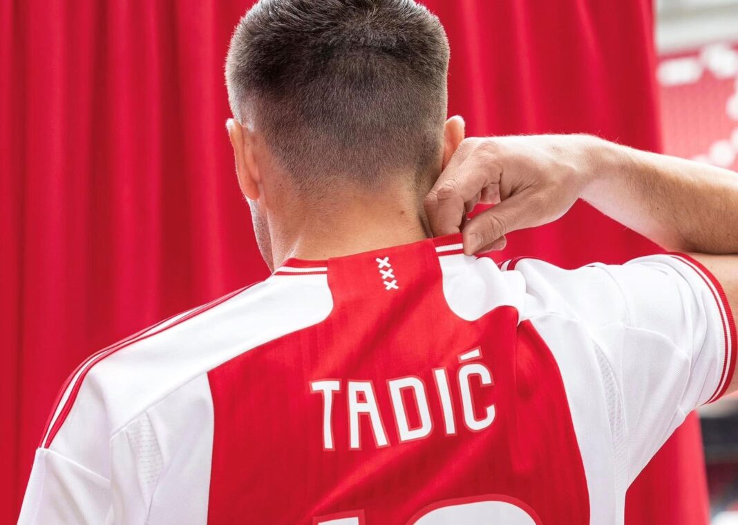 Dusan Tadic com a nova camisola do Ajax