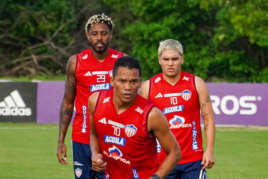 Juan Fernando Quintero com outros jogadores do Junior Barranquilla