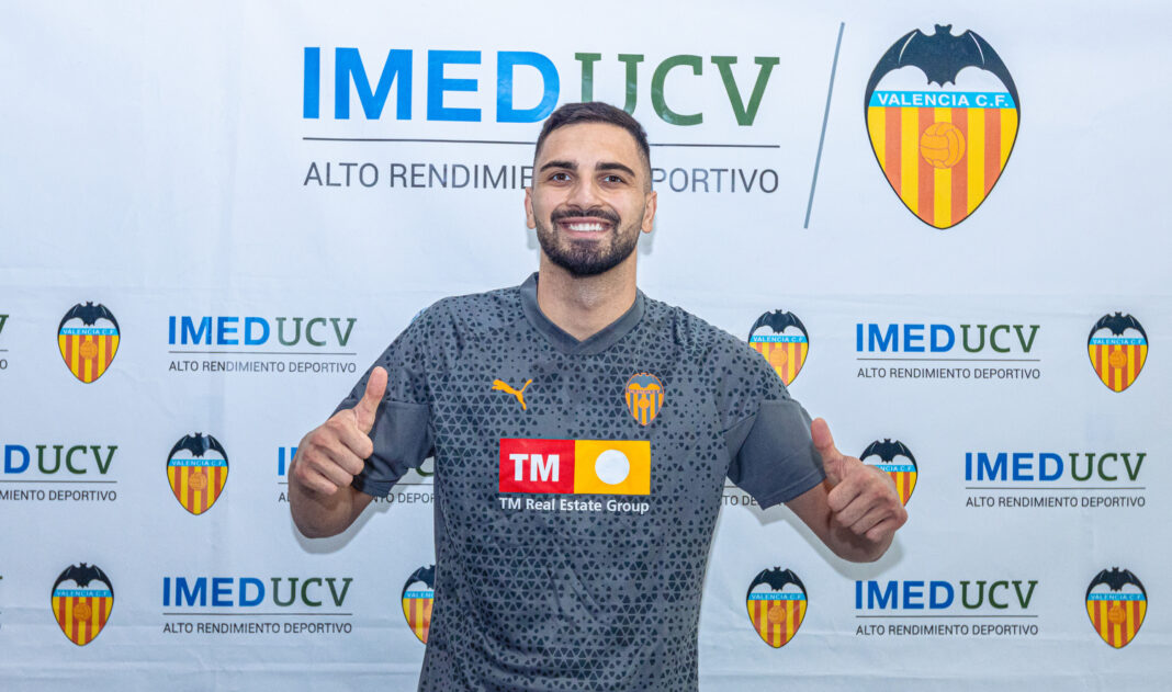 Mamardashvili presenta-se no Valencia para pré-temporada