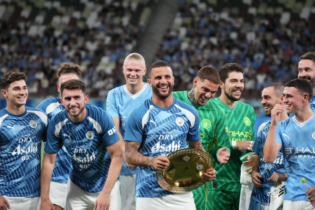 Jogadores do Manchester City com um troféu