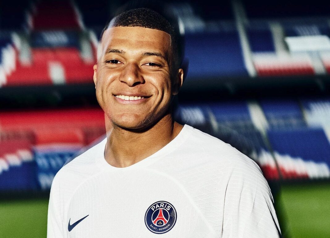 Kylian Mbappé com camisola alternativa do PSG