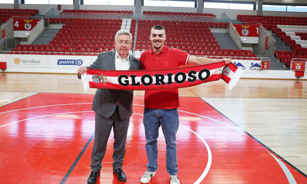 Rui Baptista assina pelo Benfica