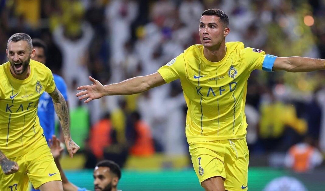Cristiano Ronaldo e Brozovic celebram golo do Al Nassr contra o Al Hilal