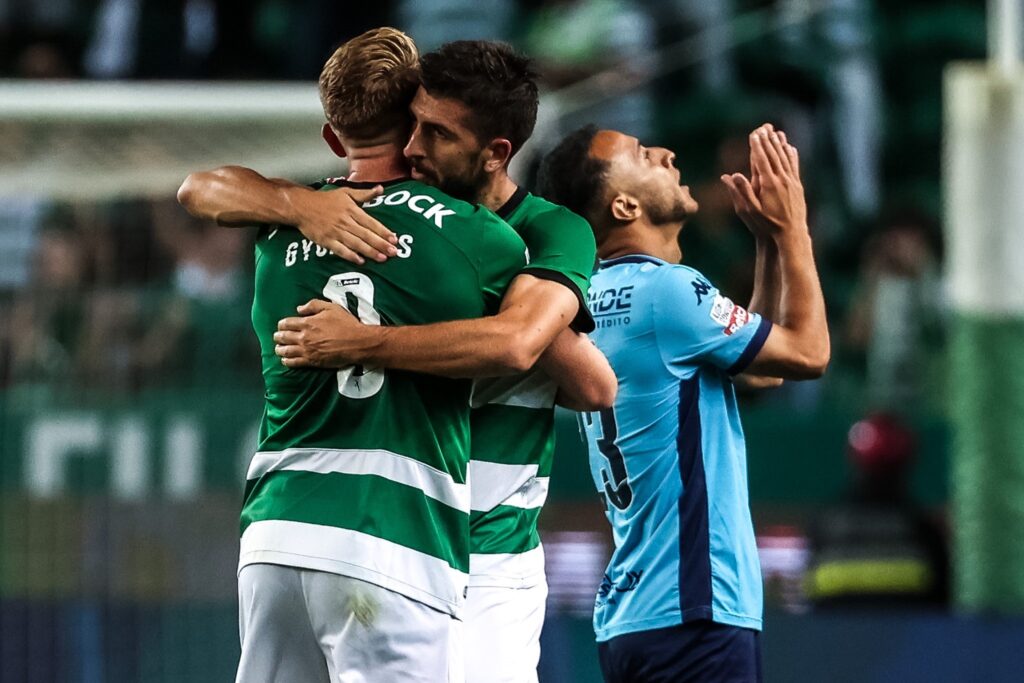 Gyokeres e Paulinho celebram um dos golos do Sporting contra o Vizela