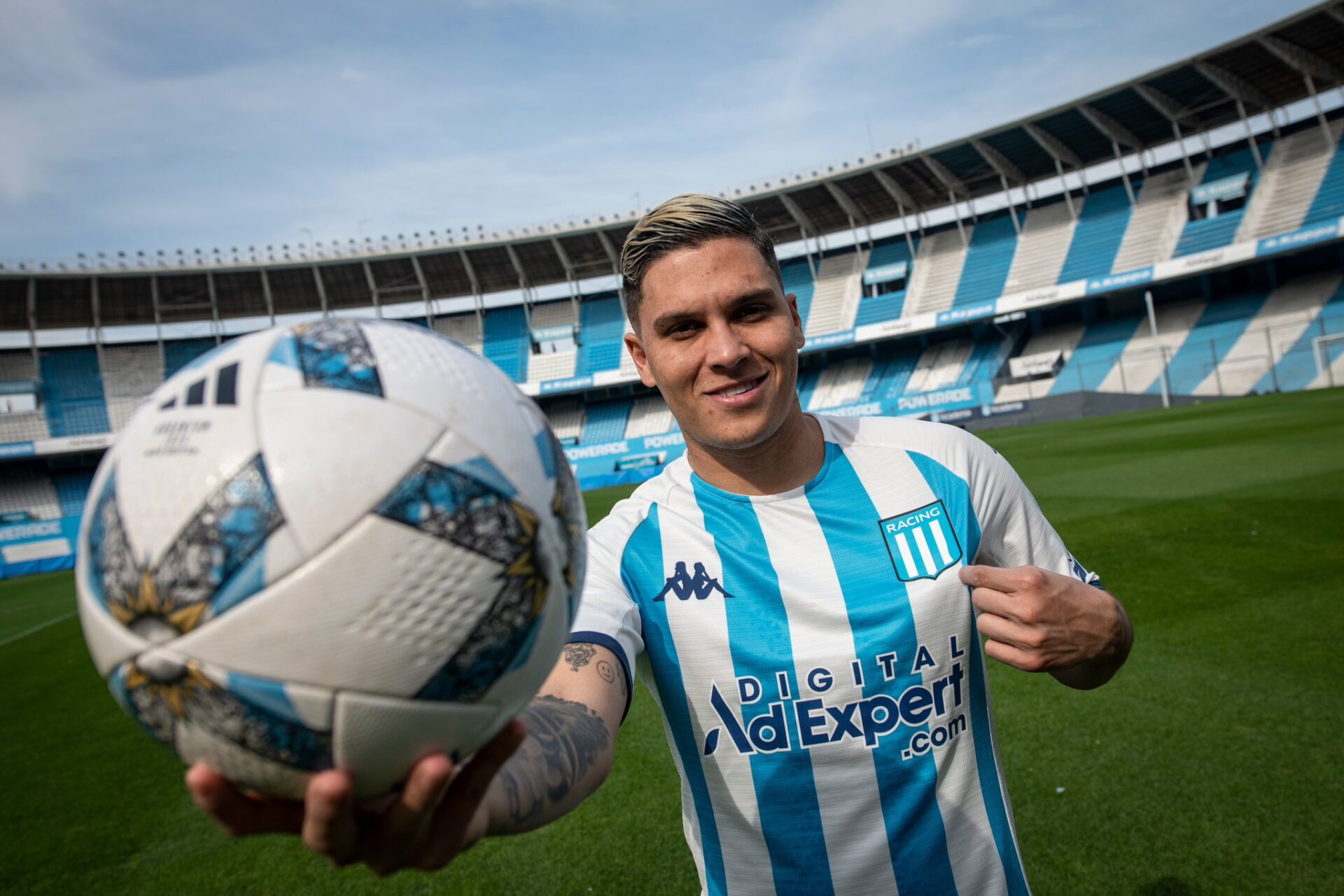 Juan Quintero assina pelo Racing Club