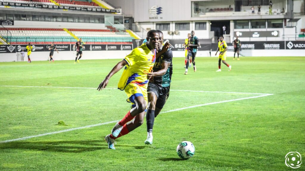 Petro de Luanda, equipa de Alexandre Santos contra Estrela da Amadora.