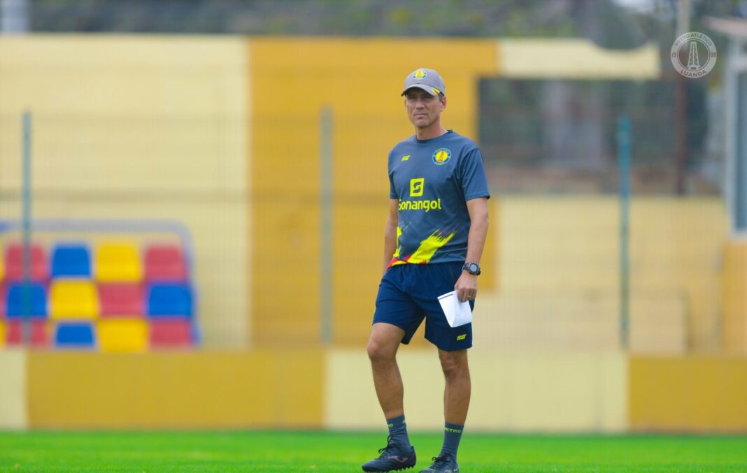 Alexandre Santos em treino do Petro Luanda Girabola