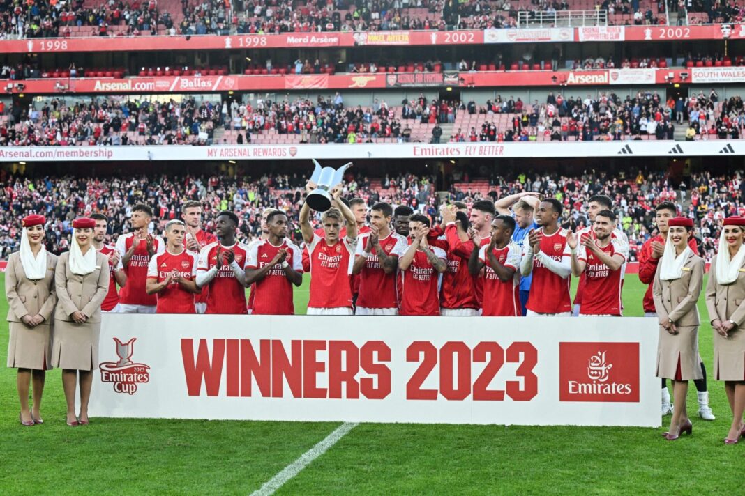 Jogadores do Arsenal a levantar a Emirates Cup