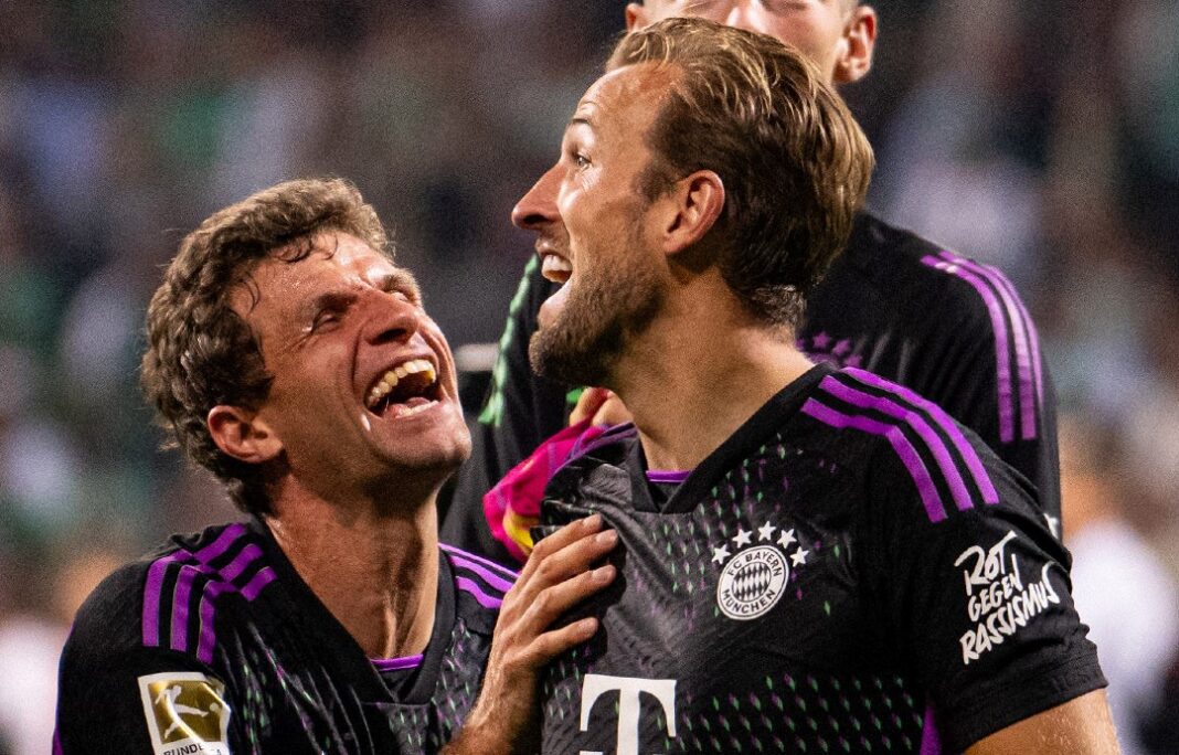 Muller e Kane a celebrarem um golo do Bayern