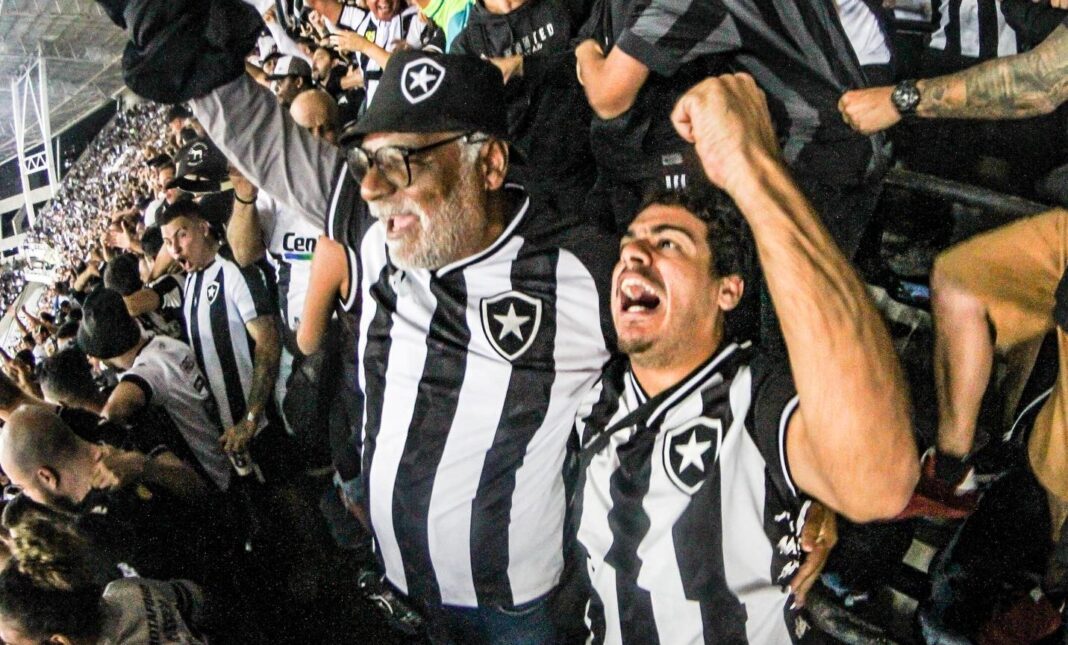 Adeptos do Botafogo a celebrar um golo