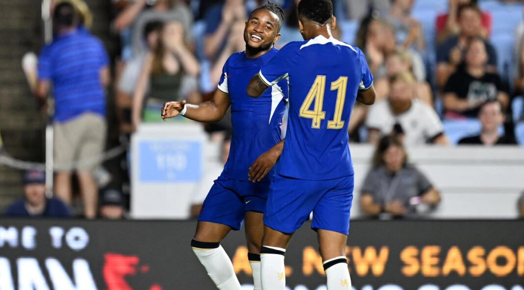 Dois jogadores do Chelsea a celebrar um golo