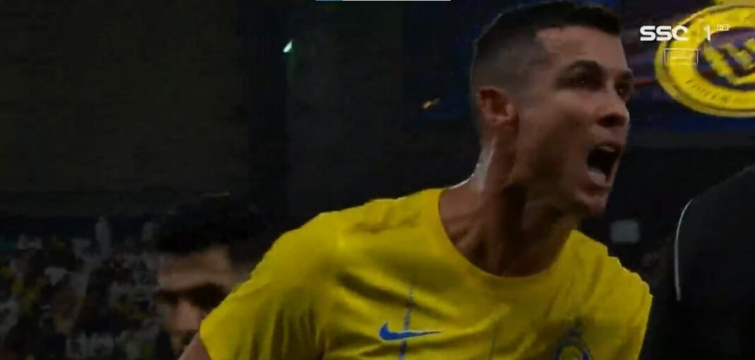 Cristiano Ronaldo a gritar com o árbitro