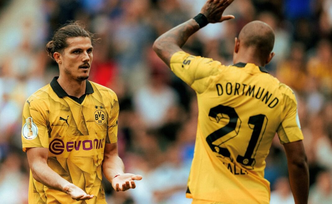 Sabitzer e Haller a celebrar golo do Borussia Dortmund