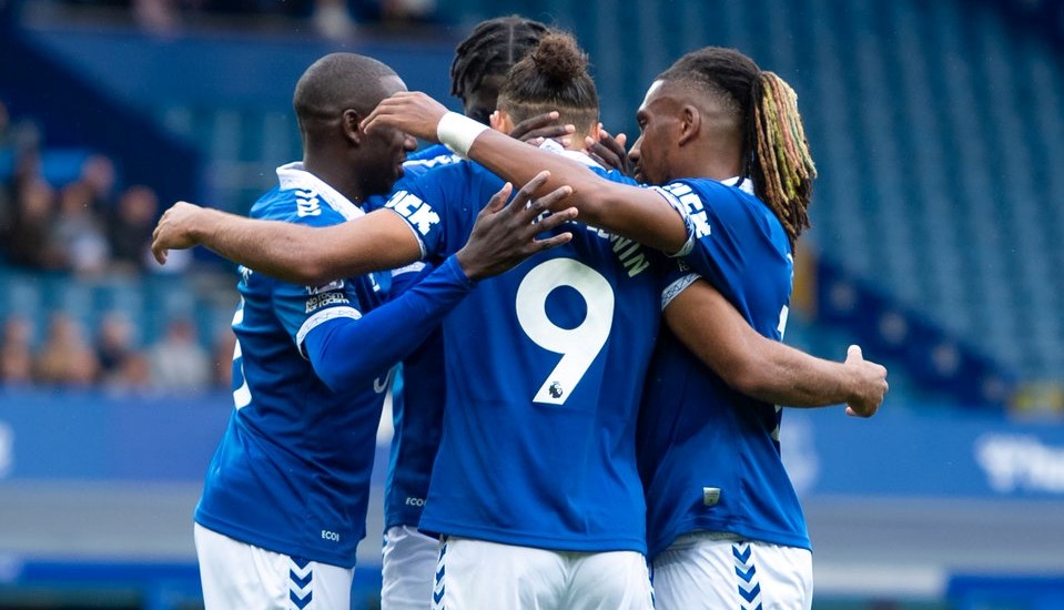Everton jogadores a celebrar um golo em particular Premier League
