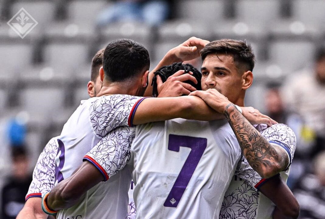 Jogadores da Fiorentina a celebrar um golo com a camisola alternativa Nicolás González