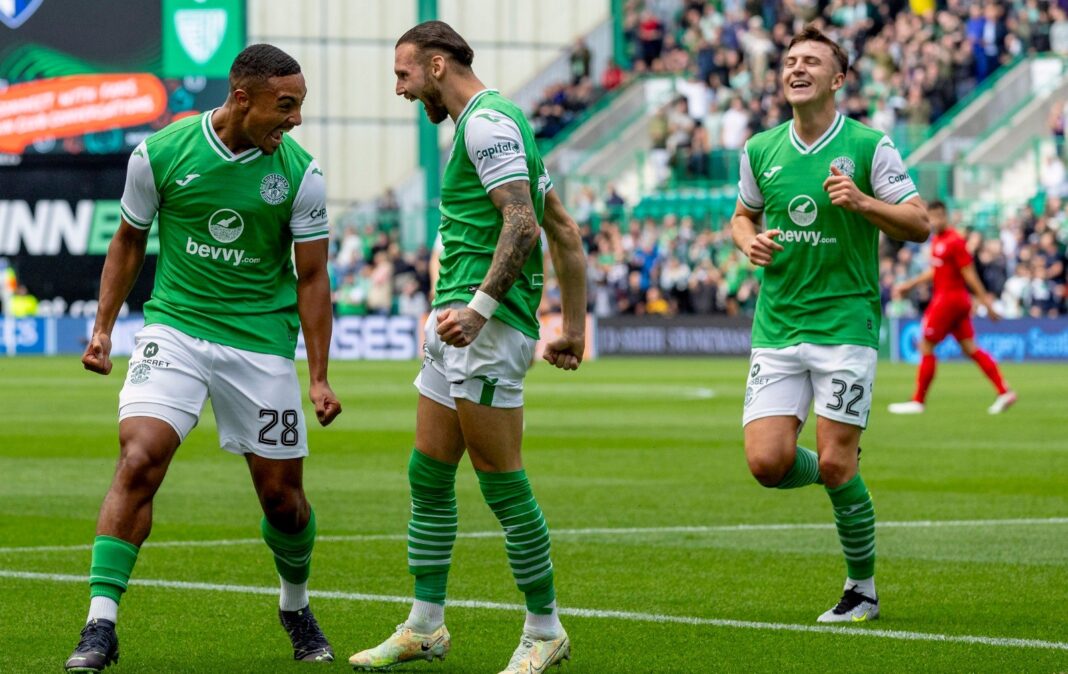 Jogadores do Hibernian a celebrar um golo