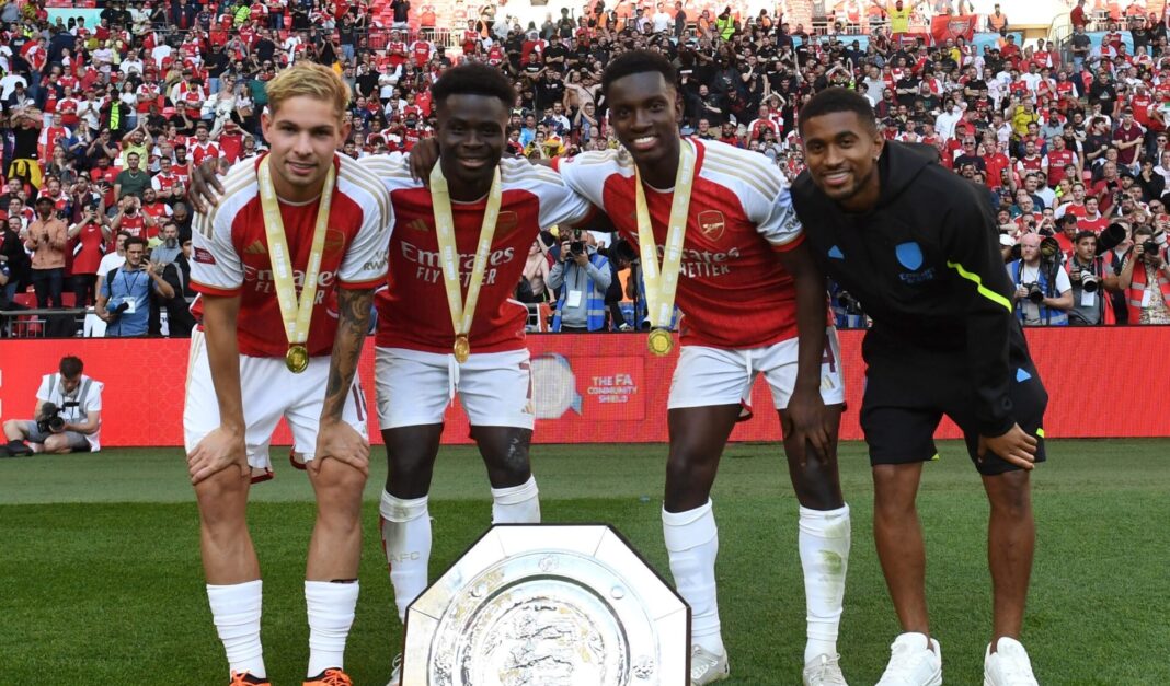 Jogadores do Arsenal com a Supertaça de Inglaterra