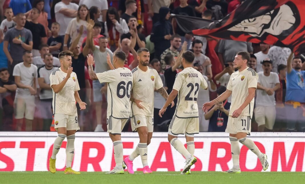 Atletas da AS Roma a celebrar golo na Europa League