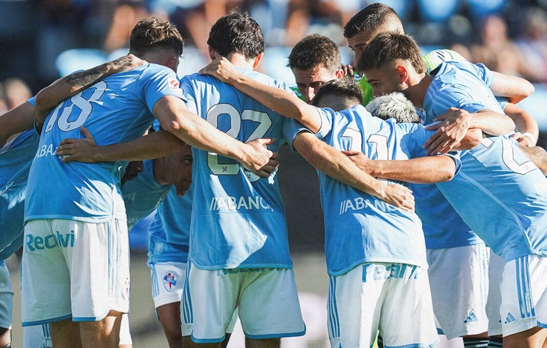 Jogadores do Celta de Vigo em roda antes de um jogo