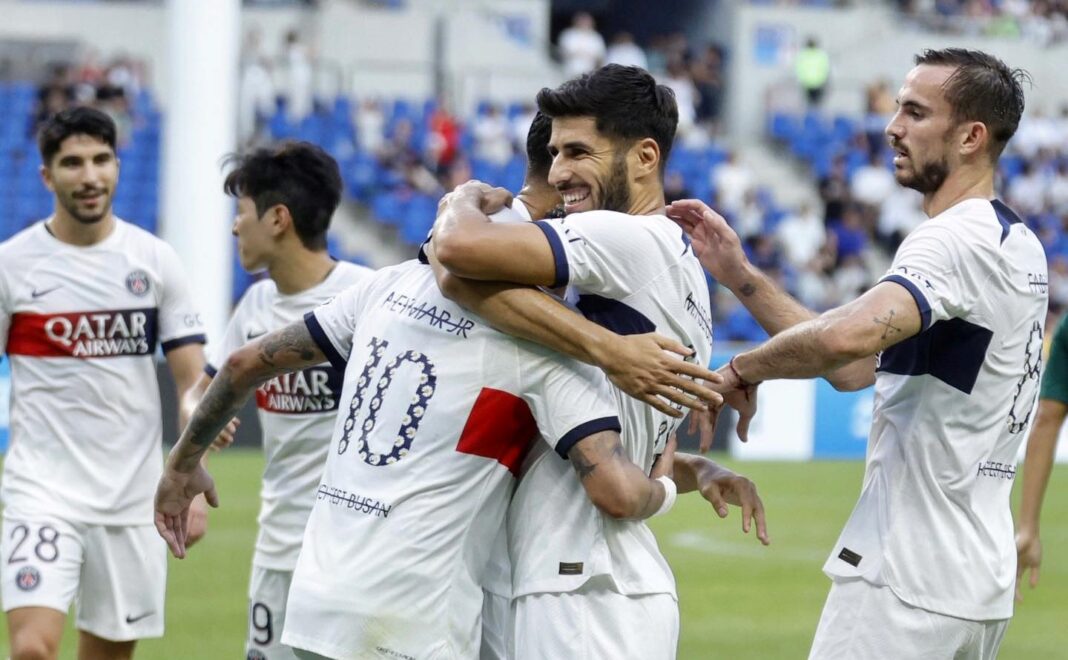 Jogadores do PSG a celebrar um golo Neymar Asensio