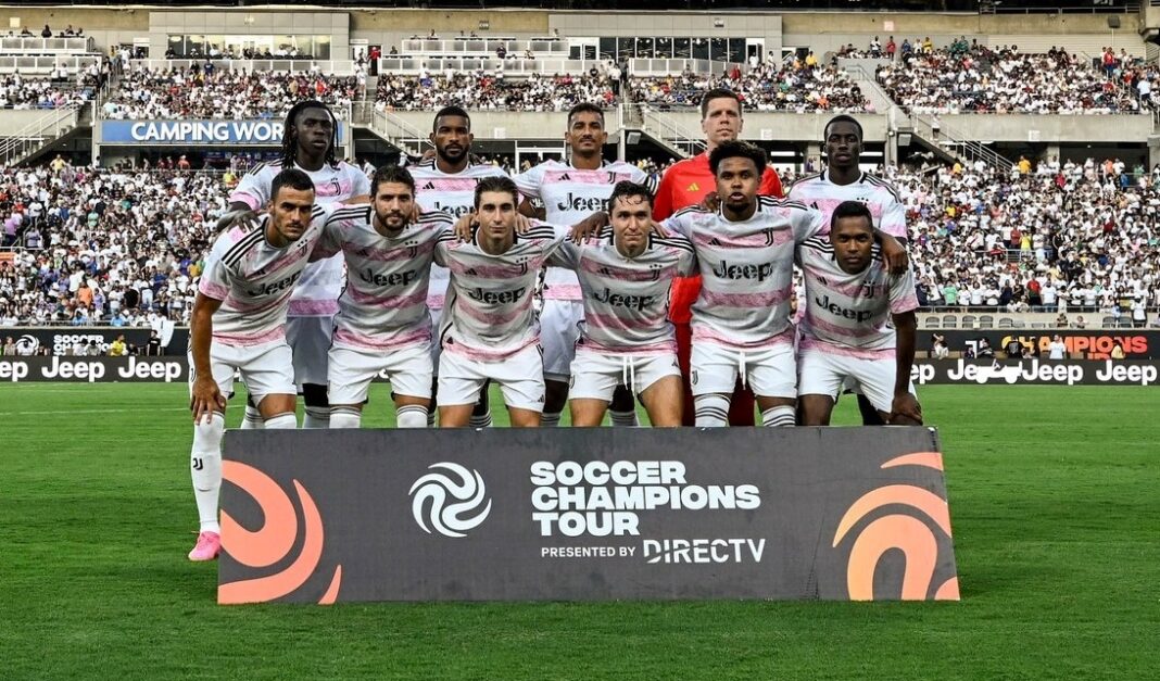 Jogadores da Juventus a tirar uma foto antes de entrar em campo