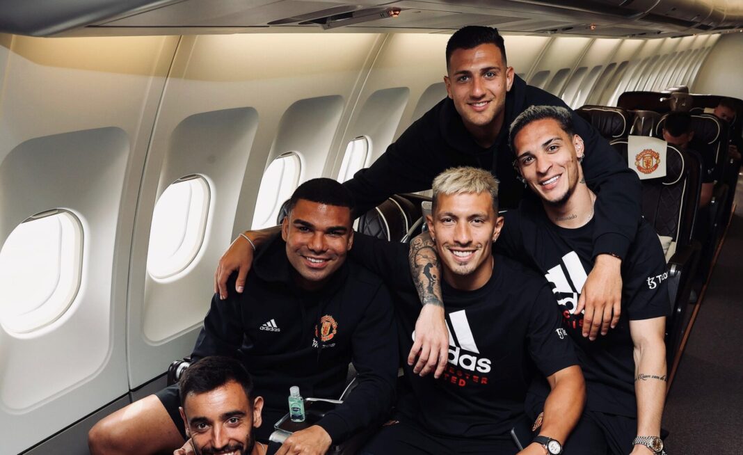 Equipa do Manchester United a tirar foto no avião