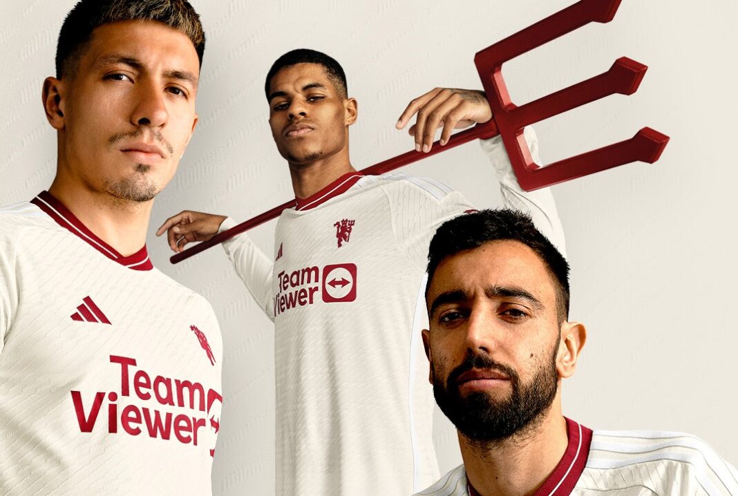 Jogadores do Manchester United com a terceira camisola