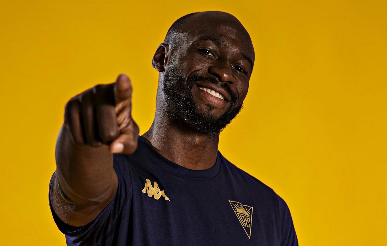 Eliaquim Mangala é reforço do Estoril Praia