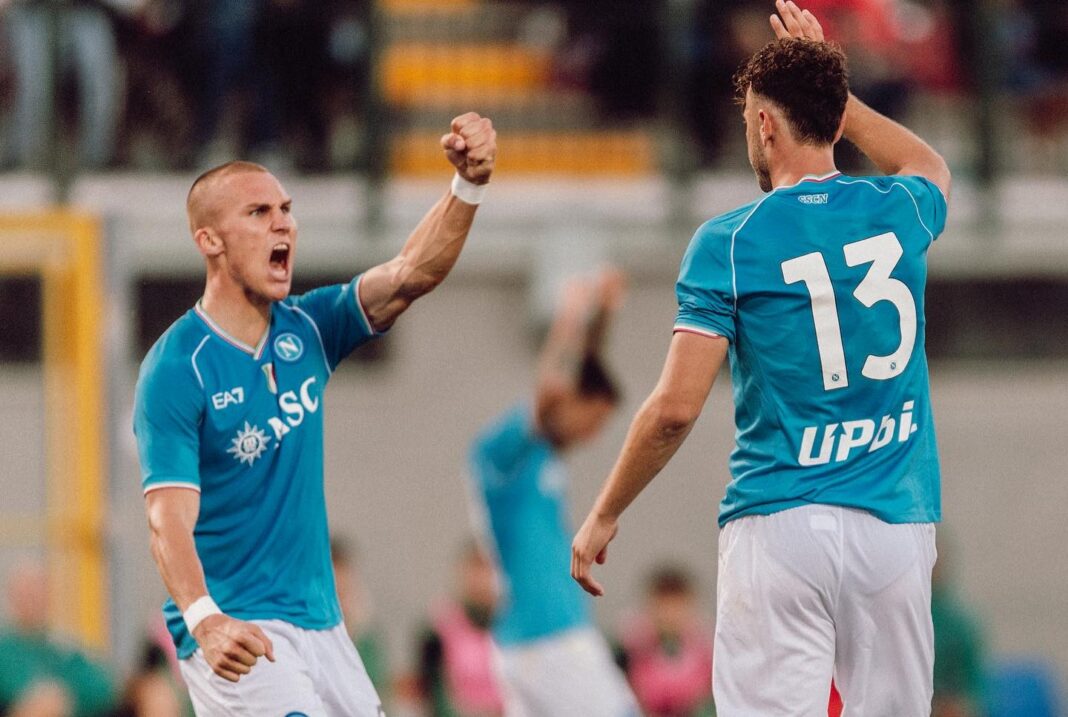 Jogadores do Napoli a celebrar golo