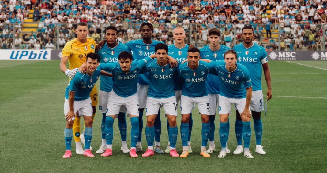 Jogadores do Napoli tiram foto antes de jogo particular