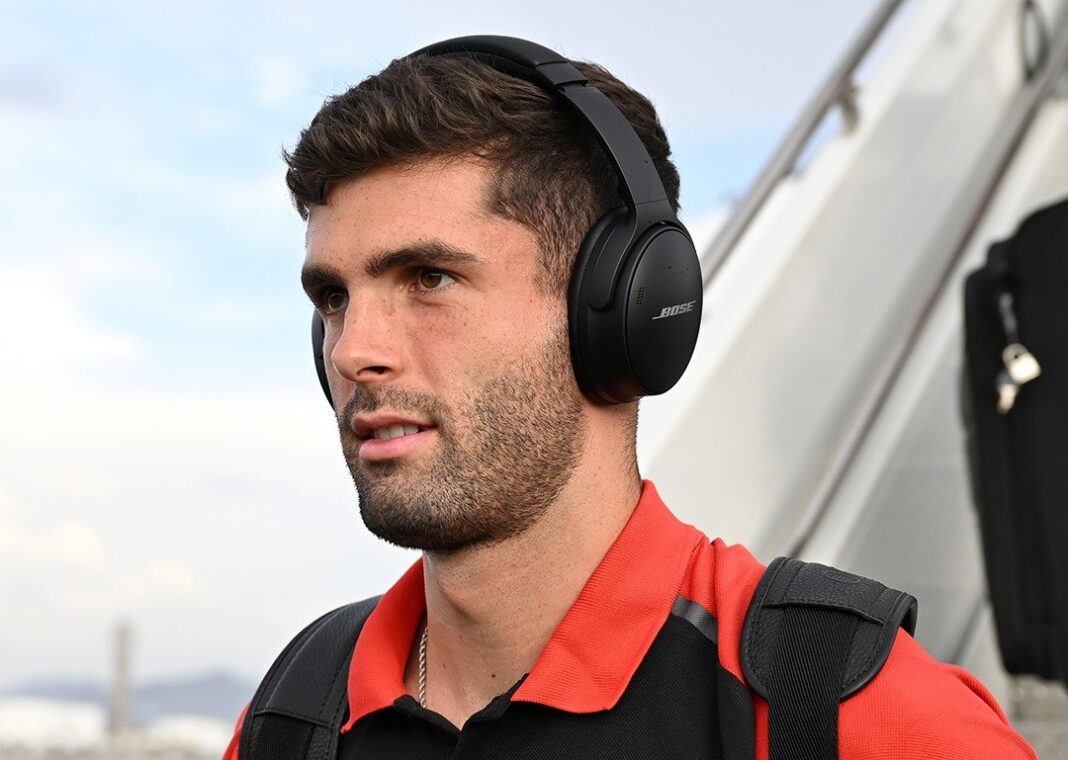 Christian Pulisic a sair de avião do AC Milan