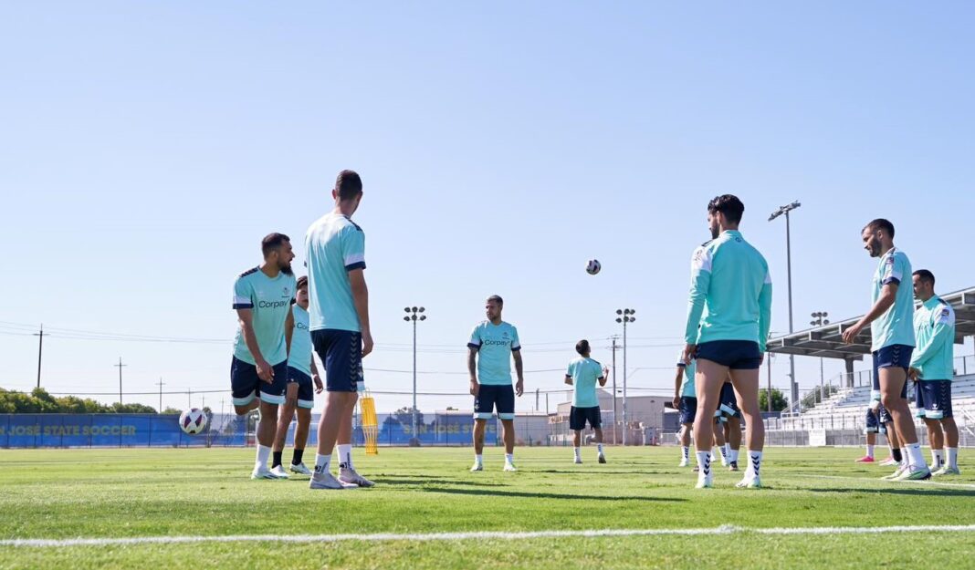 Jogadores do Real Betis a treinar